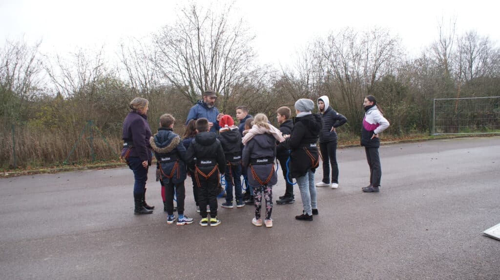 Cani-randonnée avec un groupe d'enfants