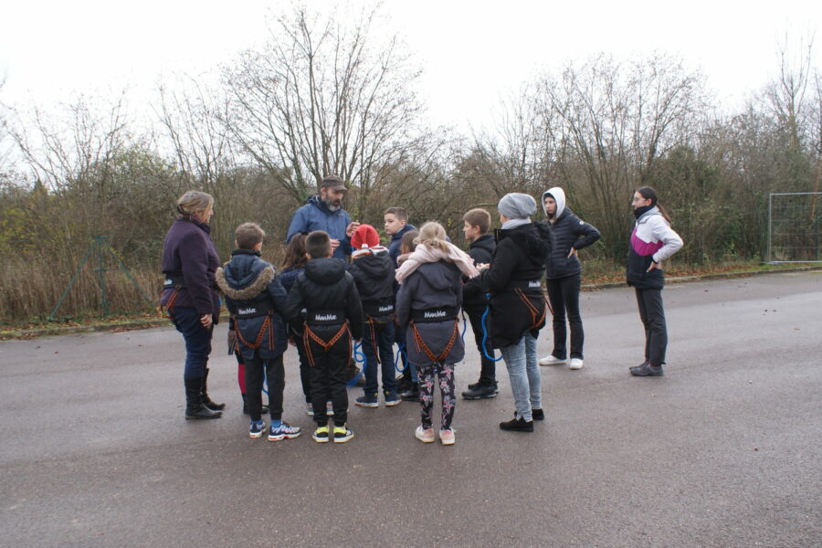 Cani-randonnée avec un groupe d'enfants